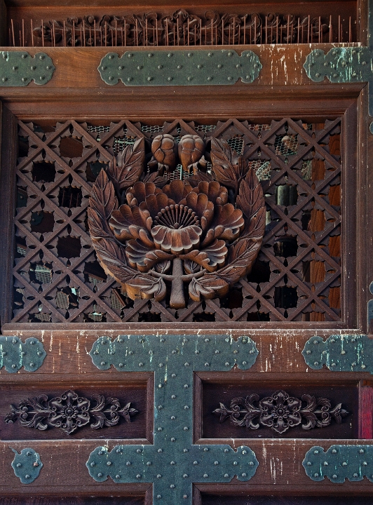 Higashi Honganji Temple Door 11-2979.jpg